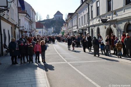 Kamnik so obiskali koranti iz Zamušanov pri Ptuju in v mestno jedro privabili nepregledno množico, željno ogleda tradicionalne pustne šege (1)